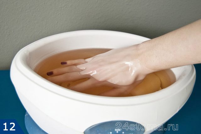 Погружение рук в парафиновую ванночку