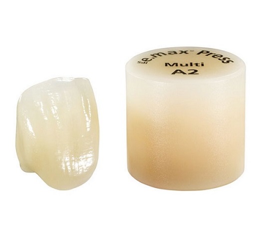 Керамический блок E.max PRESS Multi (для литьевого прессования). Обратите внимание, что он имеет градиент цвета от режущего края к шейке зуба.