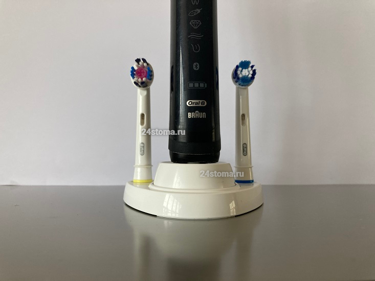 Электрическая щетка Oral-B Genius 9000 (вид зарядного устройства и держателя для насадок)